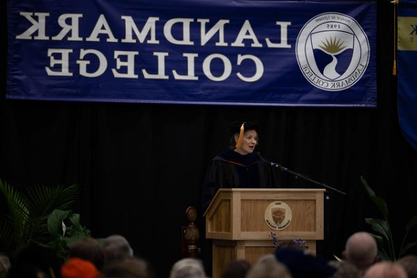 Dr. 在2024年春季毕业典礼上，卡丽·卡利奇身穿黑色长袍，手持砂浆板在讲台上发表讲话